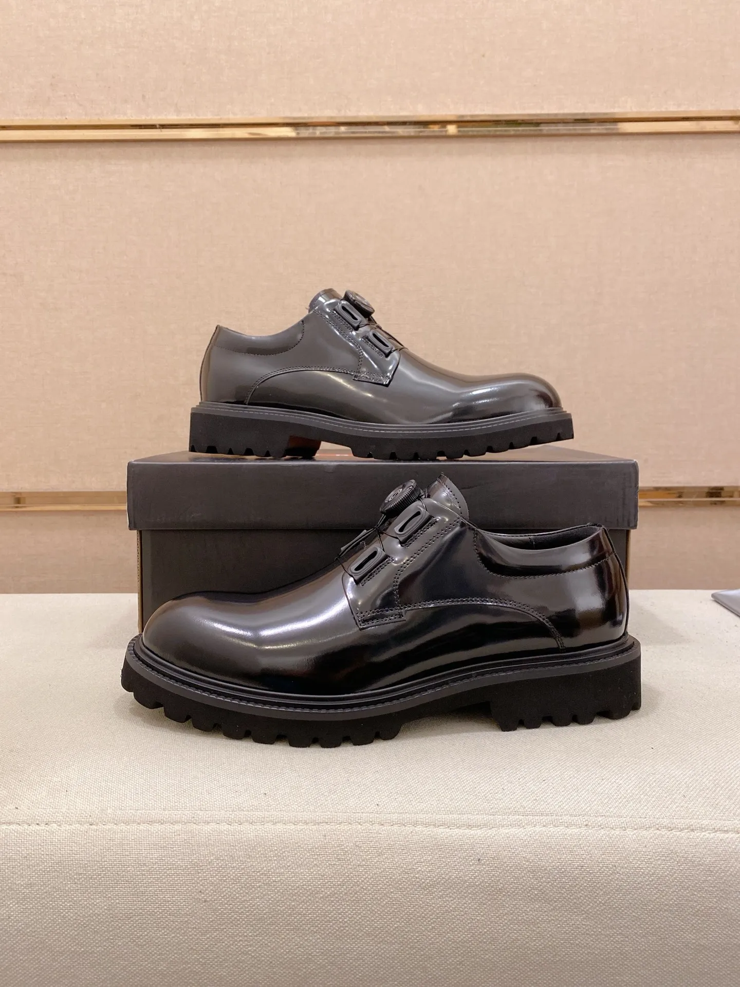 Factory price 640💰 🍁🍁High version High-quality new PRADA (Prada) counters are launched simultaneously, new men's shoes, 😘fabrics are selected from imported lacquered first-layer cowhide, and imported cowhide lining. 👍🏿 High-end ☄️ air-cushion molded anti-slip rubber outsole, exquisite lines, simple and elegant, comfortable and high-end for leisure travel. Code number: 38 to 45